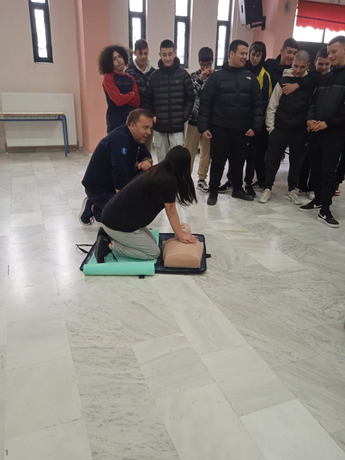 Σεμινάριο ΚΑΡΠΑ και Απινιδωτή  από την ομάδα ΕΚΑΒ