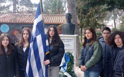 Κατάθεση στεφάνου από τη σημαιοφόρο και τους παραστάτες του σχολείου