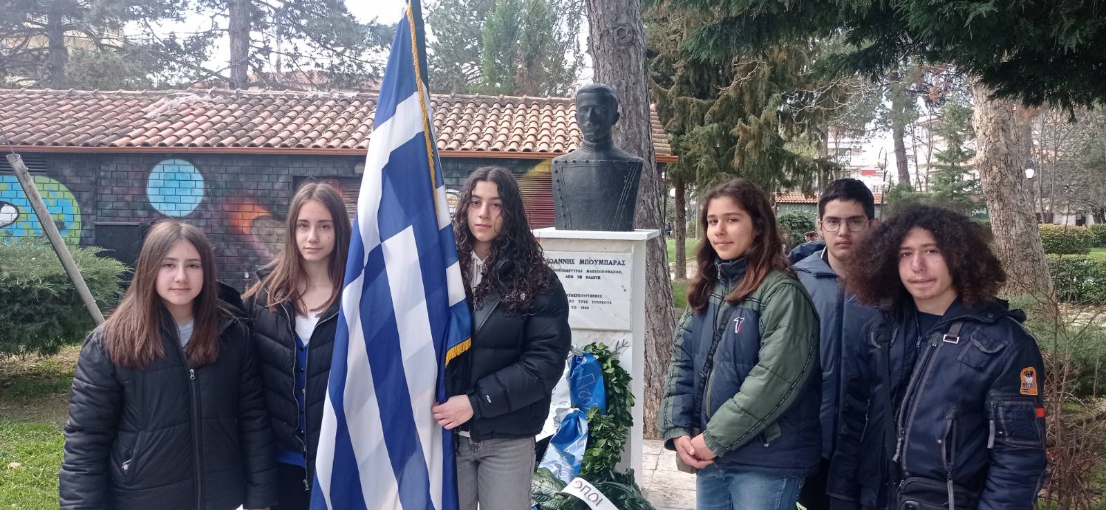 Κατάθεση στεφάνου από τη σημαιοφόρο και τους παραστάτες του σχολείου